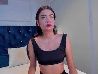 Mia_kisses2