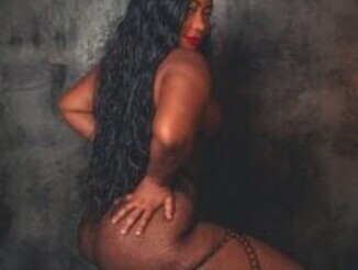 Mary_kisses