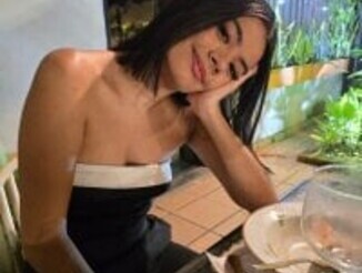 Mia_kisses2