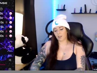 Bigtittedtattedlesbian