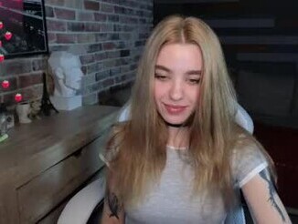 Eva_happy